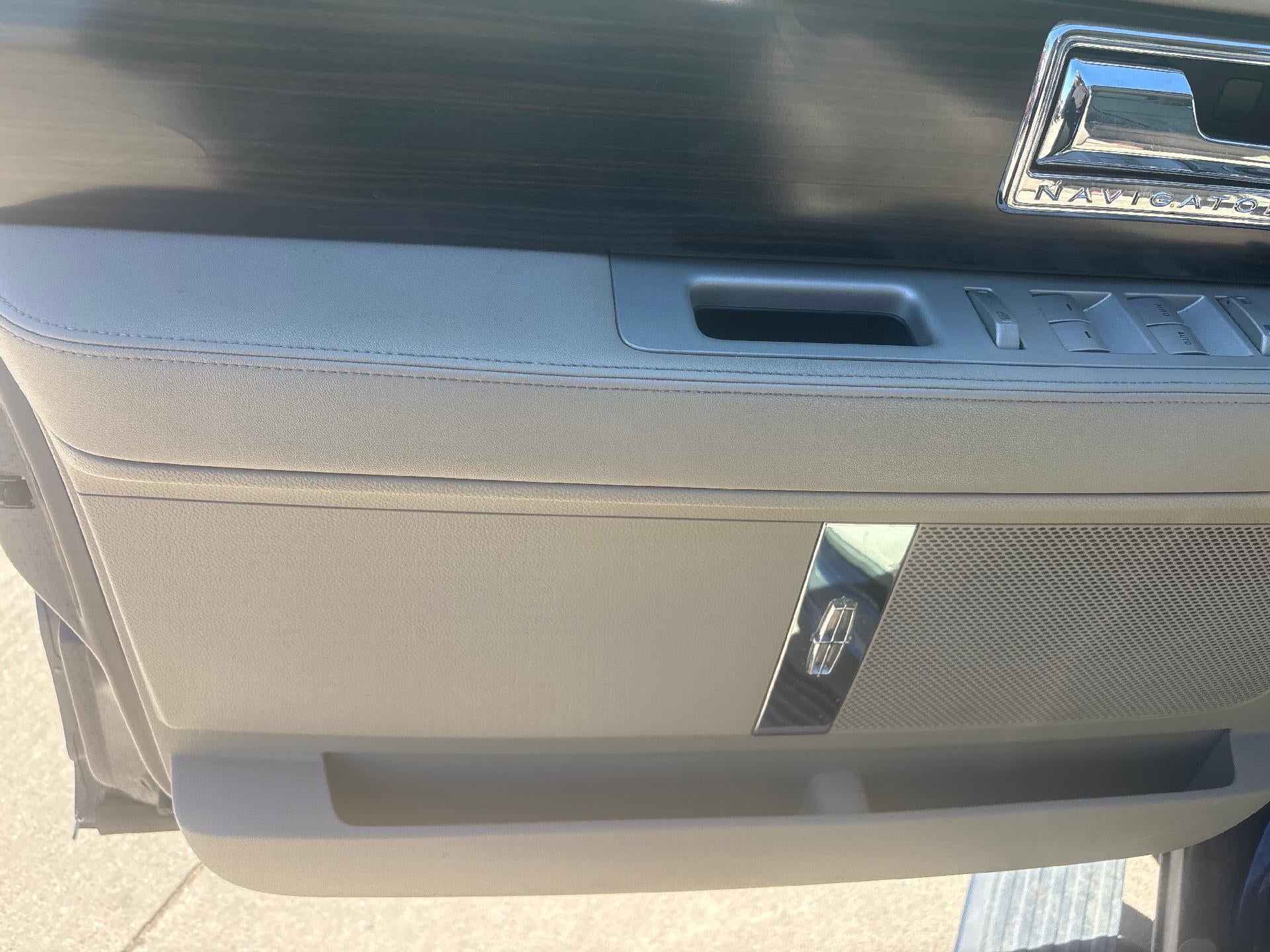 2007 Lincoln Navigator Base